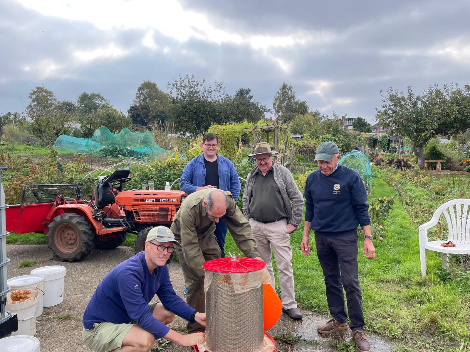 Apple pressing day photo 4